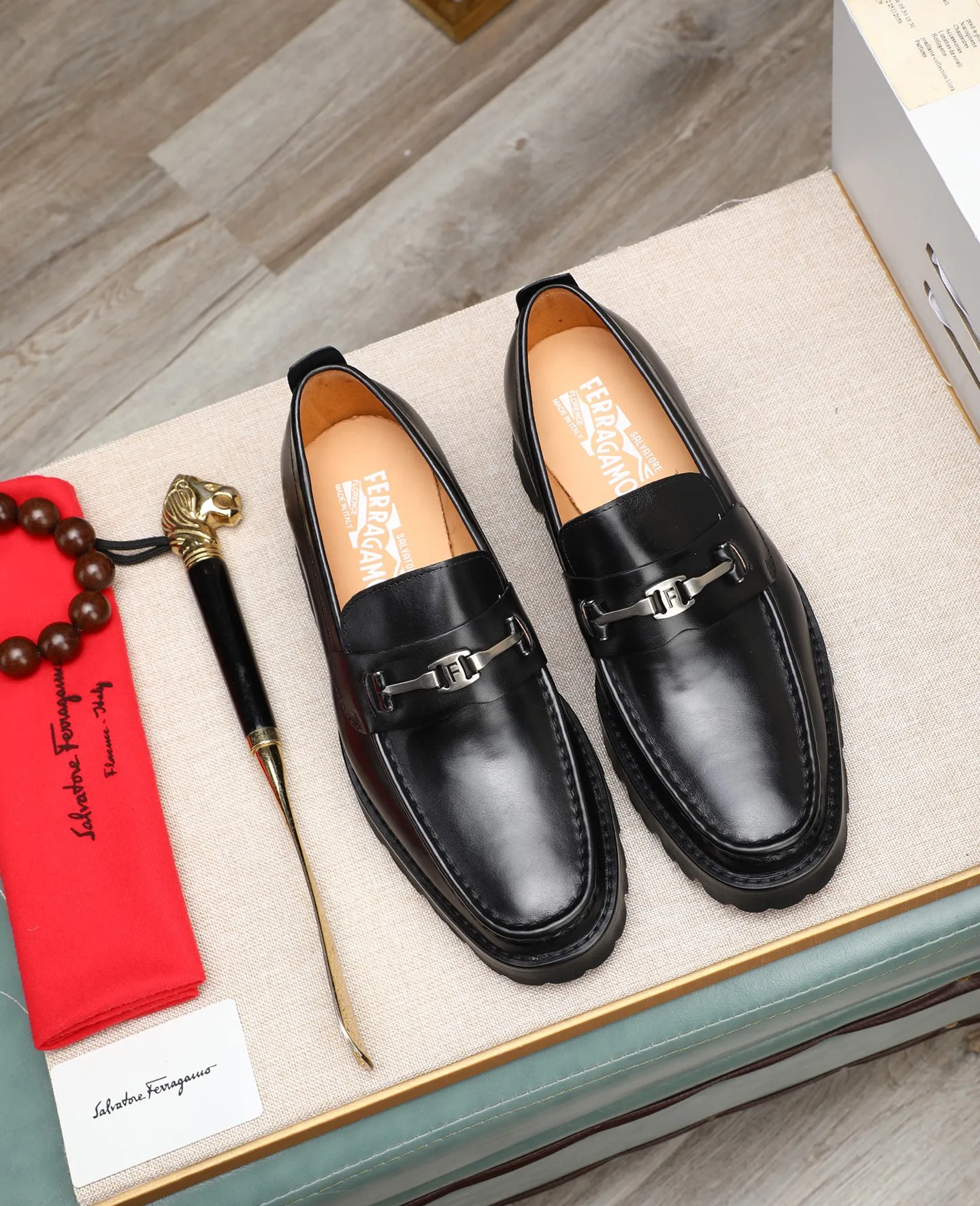 Men's shoes 💰500 📛📛(water-dyed cow lining) Salvatore Ferragamo high-end (Salvatore Ferragamo) is the top international luxury footwear brand. It comes from the fashion kingdom of Italy. It is famous all over the world for its traditional handmade design and novel styles...🚶🏻🚶🏻New suit shoes are available simultaneously at the counter. This model is purely handmade. The fabric is imported Italian calfskin➕soft water-dyed cowhide lining. Original authentic outsole🌀🌀Size: 38➖44.